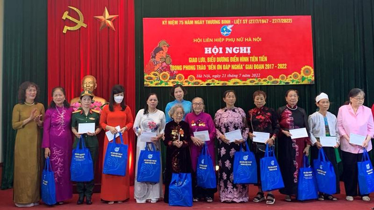 Trao quà tặng các đối tượng chính sách. Trao quà tặng các đối tượng chính sách.