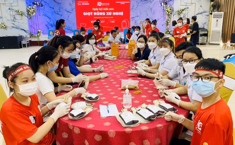 Dự kiến Ban tổ chức nhận được trên khoảng 1.200 đơn vị máu. Dự kiến Ban tổ chức nhận được trên khoảng 1.200 đơn vị máu.