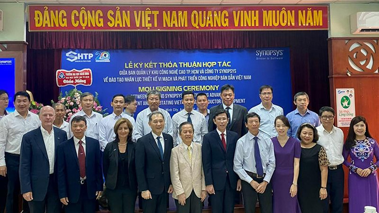 Các đại biểu chụp ảnh lưu niệm tại lễ ký kết.