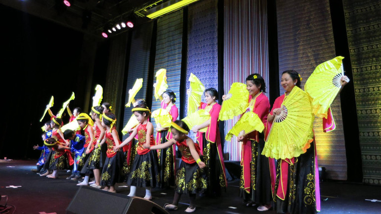 Thành viên nhóm Cánh Diều biểu diễn văn nghệ.