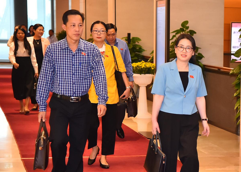 Các đại biểu Quốc hội đến dự Phiên chất vấn và trả lời chất vấn tại Hội trường Diên Hồng.