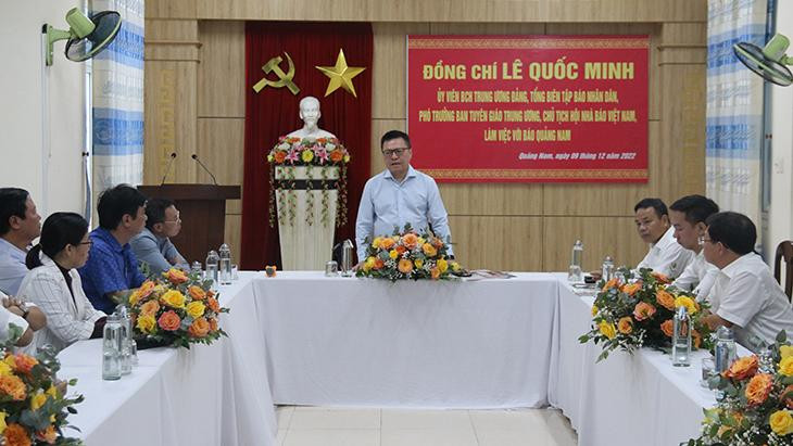 Đồng chí Lê Quốc Minh phát biểu với lãnh đạo Báo Quảng Nam.