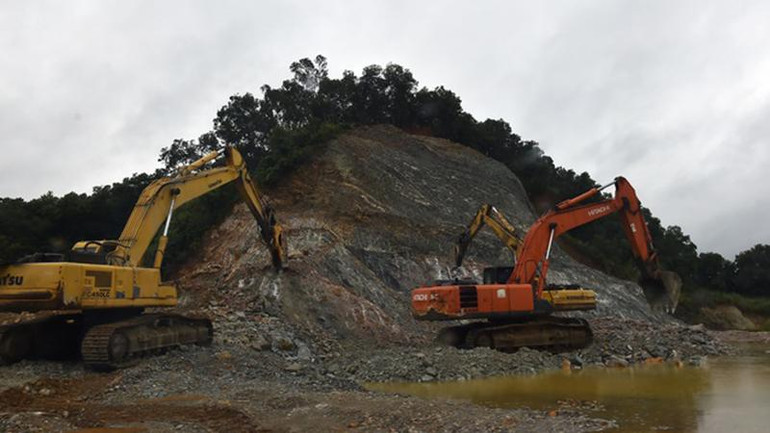 Các đơn vị tranh thủ ngớt mưa khẩn trương thi công tuyến cao tốc.