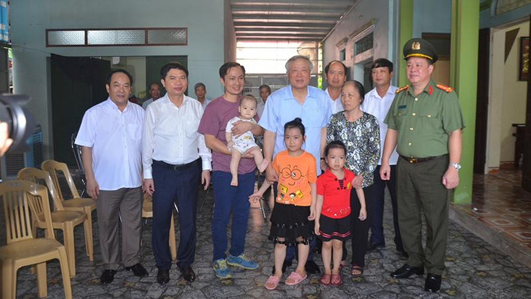 Đồng chí Nguyễn Hòa Bình tặng quà gia đình chính sách tại xã Liêm Cần, huyện Thanh Liêm. Đồng chí Nguyễn Hòa Bình tặng quà gia đình chính sách tại xã Liêm Cần, huyện Thanh Liêm.