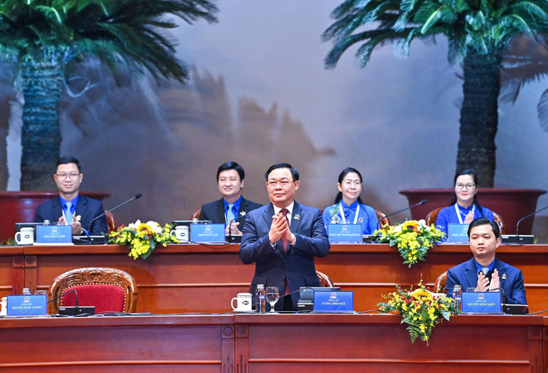 Chủ tịch Quốc hội Vương Đình Huệ tham gia Đoàn Chủ tịch đại hội.