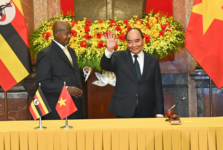 Chủ tịch nước Nguyễn Xuân Phúc và Tổng thống Uganda Yoweri Kaguta Museveni tại lễ ký kết.