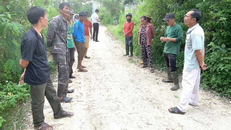 Người dân bức xúc kéo đến phản ánh tình trạng ô nhiễm môi trường do trang trại chăn nuôi heo nái gây ra với ông Huỳnh Tấn Khánh (người đứng ngoài cùng bên phải).