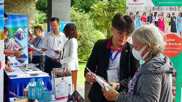 Người dân tìm hiểu các chương trình khuyến mãi tại sự kiện.