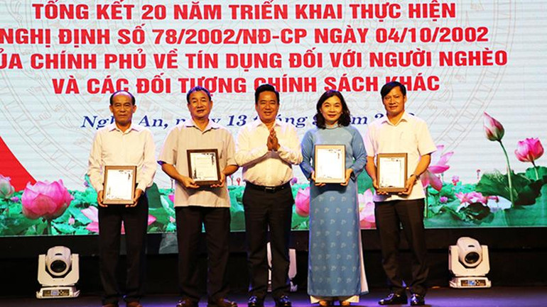 Phó Tổng giám đốc Ngân hàng Chính sách xã hội Việt Nam Huỳnh Văn Thuận trao Bằng vinh danh các cá nhân có nhiều đóng góp cho hoạt động tín dụng chính sách. Phó Tổng giám đốc Ngân hàng Chính sách xã hội Việt Nam Huỳnh Văn Thuận trao Bằng vinh danh các cá nhân có nhiều đóng góp cho hoạt động tín dụng chính sách.