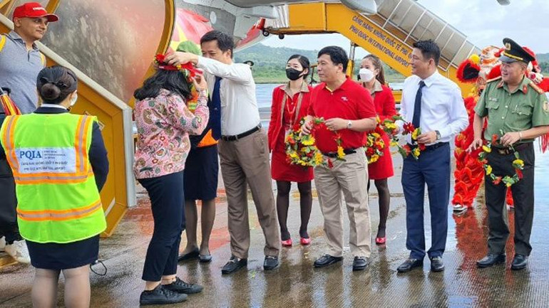 Lãnh đạo tỉnh Kiên Giang tặng hoa cho vị khách đầu tiên từ Ấn Độ đến Phú Quốc. Lãnh đạo tỉnh Kiên Giang tặng hoa cho vị khách đầu tiên từ Ấn Độ đến Phú Quốc.