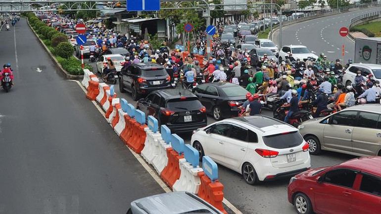Dòng xe di chuyển trên đường Nguyễn Hữu Cảnh hướng từ quận Bình Thạnh về phía thành phố Thủ Đức phải nhích từng chút một.