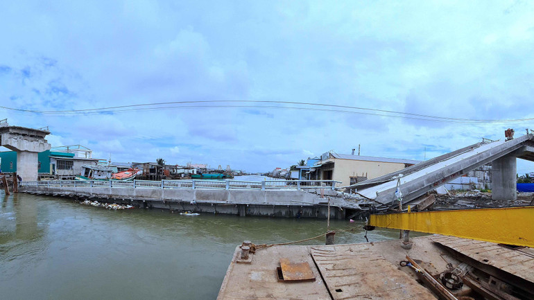 Sự cố lún, sập cầu bắc ngang sông Cái Đôi Vàm vào sáng 21/12/2021.