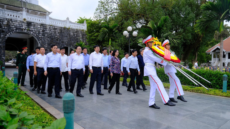 Đồng chí Trương Thị Mai cùng các thành viên đoàn công tác dâng hương, viếng các anh hùng liệt sĩ tại Nghĩa trang liệt sĩ A1.