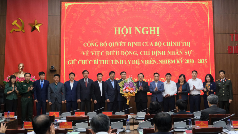 Các đồng chí Thường trực Tỉnh ủy, Ban Thường vụ Tỉnh ủy Điện Biên, tặng hoa chúc mừng đồng chí Trần Quốc Cường.