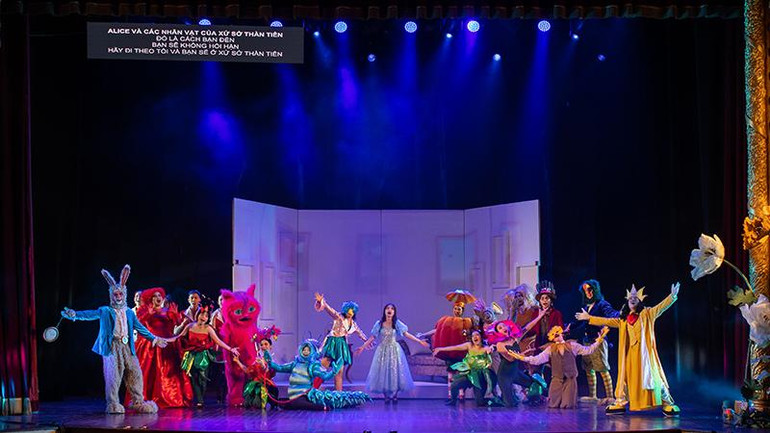 Một số hình ảnh của vở nhạc kịch “Alice in Wonderland”.