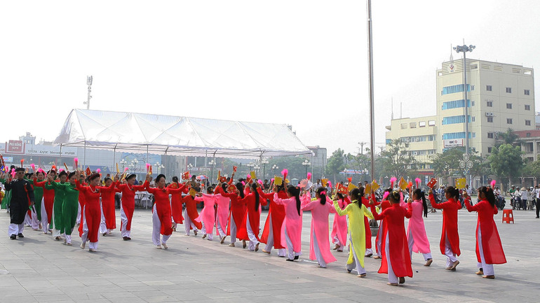 Điệu múa giáo cờ giáo quạt biểu diễn trong Ngày hội Văn hóa, Thể thao truyền thống tỉnh Thái Bình 14/10. Điệu múa giáo cờ giáo quạt biểu diễn trong Ngày hội Văn hóa, Thể thao truyền thống tỉnh Thái Bình 14/10.