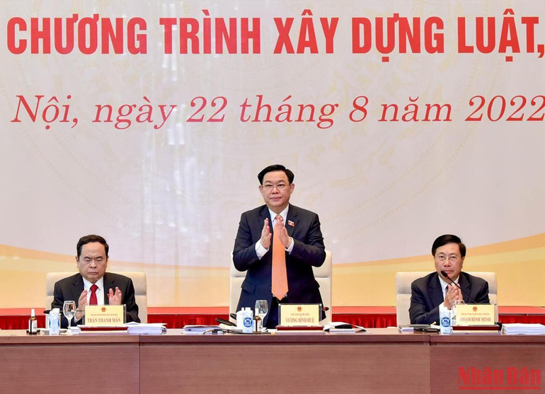 Chủ tịch Quốc hội Vương Đình Huệ, Phó Chủ tịch Thường trực Quốc hội Trần Thanh Mẫn và Phó Thủ tướng Thường trực Chính phủ Phạm Bình Minh tại Hội nghị.