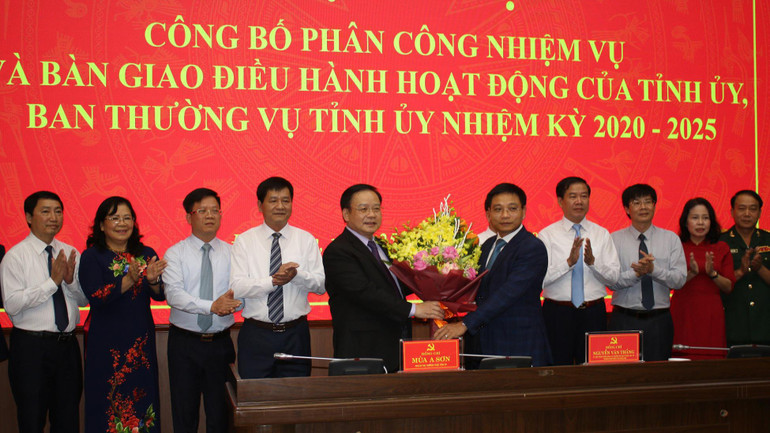 Các đồng chí lãnh đạo Tỉnh ủy, Hội đồng nhân dân, Ủy ban nhân dân tỉnh Điện Biên tặng hoa chúc mừng đồng chí Nguyễn Văn Thắng được Trung ương tin tưởng giao trọng trách mới. Các đồng chí lãnh đạo Tỉnh ủy, Hội đồng nhân dân, Ủy ban nhân dân tỉnh Điện Biên tặng hoa chúc mừng đồng chí Nguyễn Văn Thắng được Trung ương tin tưởng giao trọng trách mới.