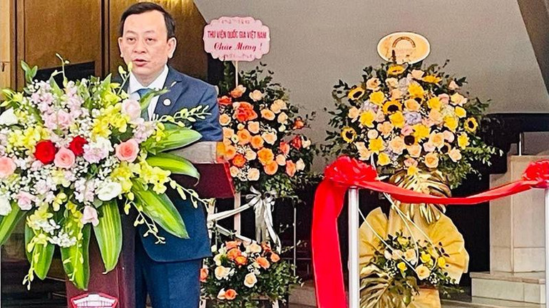 Giám đốc Bảo tàng Hồ Chí Minh Vũ Mạnh Hà phát biểu khai mạc trưng bày. Giám đốc Bảo tàng Hồ Chí Minh Vũ Mạnh Hà phát biểu khai mạc trưng bày.