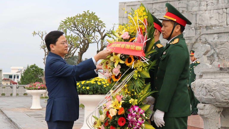 Bí thư Tỉnh ủy Bắc Ninh Nguyễn Anh Tuấn dâng hoa trước tượng đài đồng chí Ngô Gia Tự.