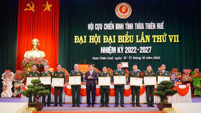 Chủ tịch Ủy ban nhân dân tỉnh Thừa Thiên Huế trao tặng Bằng khen cho 9 cá nhân và tập thể Cựu chiến binh xuất sắc.