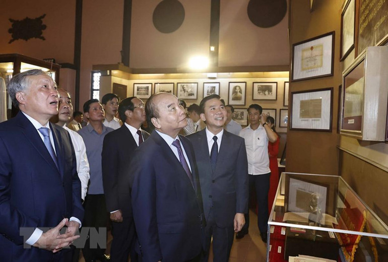 Chủ tịch nước Nguyễn Xuân Phúc tham quan Khu văn hóa tưởng niệm Bác Hồ tại Thanh Hóa. (Ảnh: Thống Nhất/TTXVN)