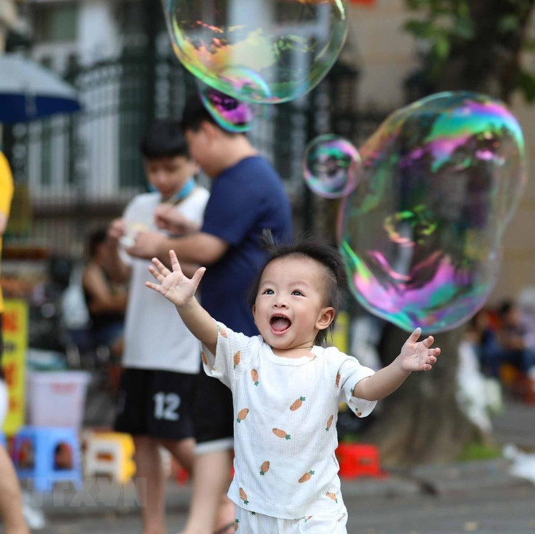 Trẻ em thích thú với bong bóng trong không gian đi bộ hồ Hoàn Kiếm. (Ảnh: Thanh Tùng/TTXVN) Trẻ em thích thú với bong bóng trong không gian đi bộ hồ Hoàn Kiếm. (Ảnh: Thanh Tùng/TTXVN)