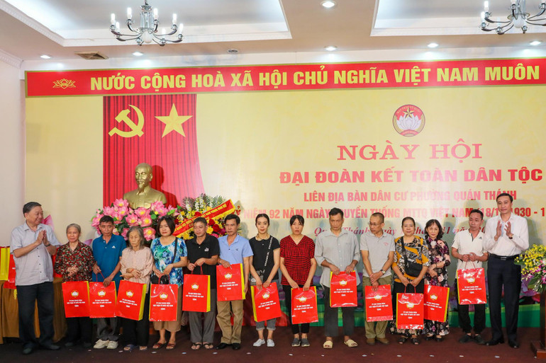 Bộ trưởng Công an Tô Lâm và Phó Chủ tịch Ủy ban Trung ương Mặt trận Tổ quốc Việt Nam Phùng Khánh Tài tặng quà cho các hộ gia đình có hoàn cảnh khó khăn.