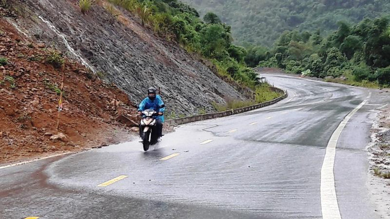 Sạt trượt la-luy dương, nước tràn qua mặt Quốc lộ 15 A đoạn dốc Sáp Ong thuộc huyện Bá Thước.