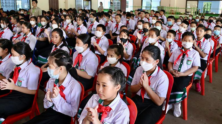 Đông đảo các em học sinh tham dự lễ khai giảng. (Ảnh: HẢI TIẾN)