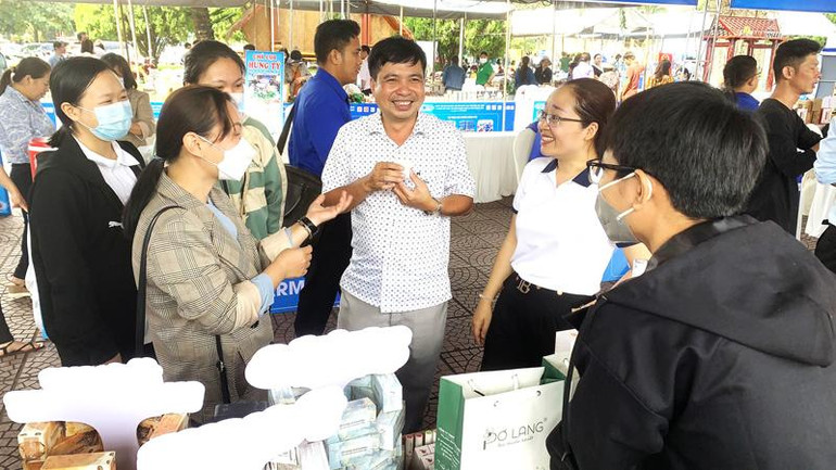 Các bạn trẻ gặp gỡ, trao đổi kinh nghiệm về khởi nghiệp, khởi sự kinh doanh tại Ngày hội.