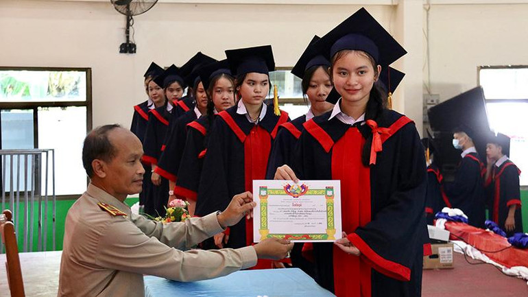 Trao bằng tốt nghiệp cho các em học sinh cuối cấp. (Ảnh: HẢI TIẾN)