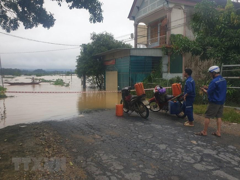 Nước lũ dâng khiến tuyến đường nối xã Thanh Lâm và Thanh Xuân, huyện Thanh Chương bị chia cắt. (Ảnh: Tá Chuyên/TTXVN)