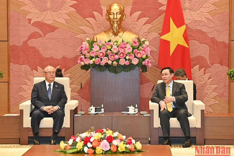 Chủ tịch Quốc hội Vương Đình Huệ và Cố vấn đặc biệt Liên minh Nghị sĩ hữu nghị Nhật Bản-Việt Nam Takebe Tsutomu tại buổi tiếp. Chủ tịch Quốc hội Vương Đình Huệ và Cố vấn đặc biệt Liên minh Nghị sĩ hữu nghị Nhật Bản-Việt Nam Takebe Tsutomu tại buổi tiếp.