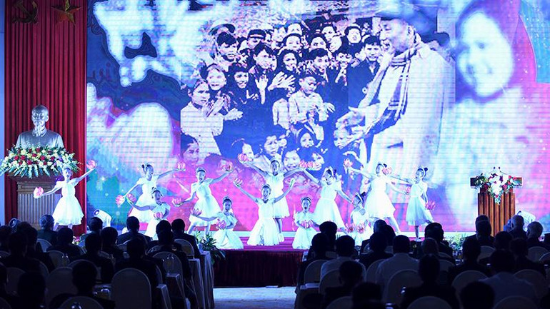 Tiết mục văn nghệ tại Hội nghị. Tiết mục văn nghệ tại Hội nghị.