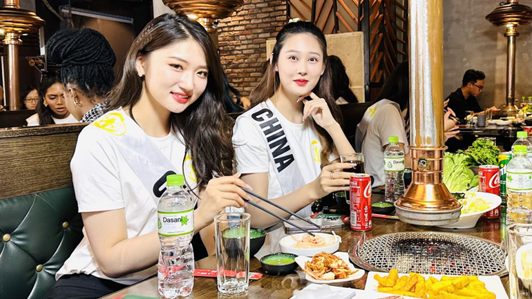 Các thí sinh thưởng thức ẩm thực Hà Nội.