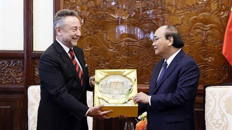 Chủ tịch nước Nguyễn Xuân Phúc tặng quà cho Đại sứ Cộng hòa Séc Vitezslav Grepl. (Ảnh: Thống Nhất/TTXVN) Chủ tịch nước Nguyễn Xuân Phúc tặng quà cho Đại sứ Cộng hòa Séc Vitezslav Grepl. (Ảnh: Thống Nhất/TTXVN)