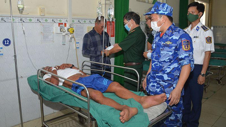 Ngư dân Trần Thuận Thanh đang được điều trị cấp cứu tại Bệnh viện đa khoa Ninh Hòa (Khánh Hòa).