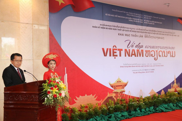 Đồng chí Vansi Kuamua khẳng định nhân dân Lào và Việt Nam đang phấn khởi cùng nhau kỷ niệm Năm Đoàn kết Hữu nghị, chiều 18/7. (Ảnh: XUÂN SƠN)