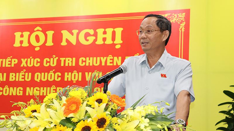 Phó Chủ tịch Quốc hội Trần Quang Phương phát biểu tại Hội nghị tiếp xúc cử tri chuyên đề với công nhân Quảng Ngãi.