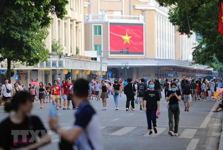 Chiều 3/9, đông đảo người dân và du khách đến với không gian đi bộ hồ Hoàn Kiếm. (Ảnh: Thanh Tùng/TTXVN) Chiều 3/9, đông đảo người dân và du khách đến với không gian đi bộ hồ Hoàn Kiếm. (Ảnh: Thanh Tùng/TTXVN)