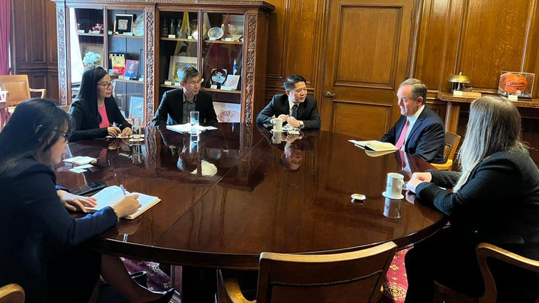 Đoàn công tác làm việc với ông Mark Chandler, Giám đốc Phòng Thương mại quốc tế, Văn phòng Thị trưởng Thành phố San Francisco. Đoàn công tác làm việc với ông Mark Chandler, Giám đốc Phòng Thương mại quốc tế, Văn phòng Thị trưởng Thành phố San Francisco.