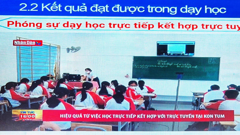 Phóng sự về dạy học trực tiếp kết hợp trực tuyến của Truyền hình Nhân Dân được phát tại Hội thảo.