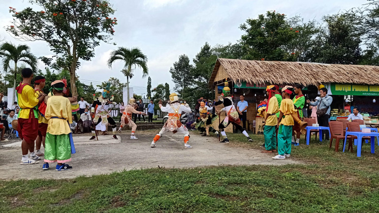 Đội Chằm khỉ biểu diễn phục vụ tại khu vực không gian ẩm thực.