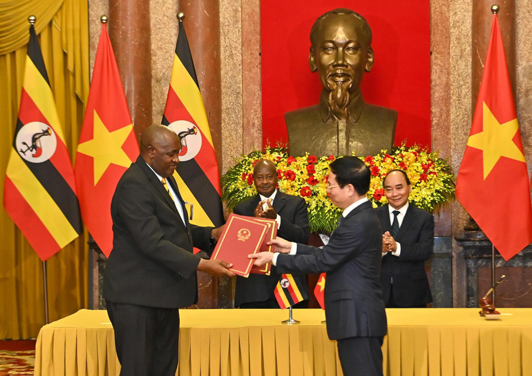 Chủ tịch nước Nguyễn Xuân Phúc và Tổng thống Yoweri Kaguta Museveni chứng kiến lễ ký Bản ghi nhớ hợp tác trong lĩnh vực thông tin-truyền thông.