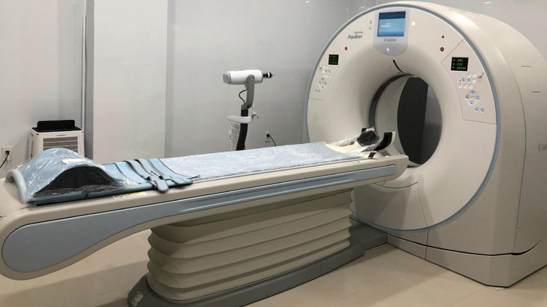 Máy CT hiệu canon 16 lát cắt, trị giá hơn 16 tỷ đồng mua về bỏ phế. (Ảnh: TRỌNG DUY)