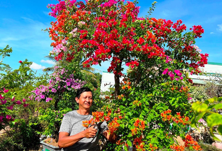 Người dân làng hoa giấy Phú Sơn chuẩn bị sản phẩm hoa giấy để giao cho thương lái.
