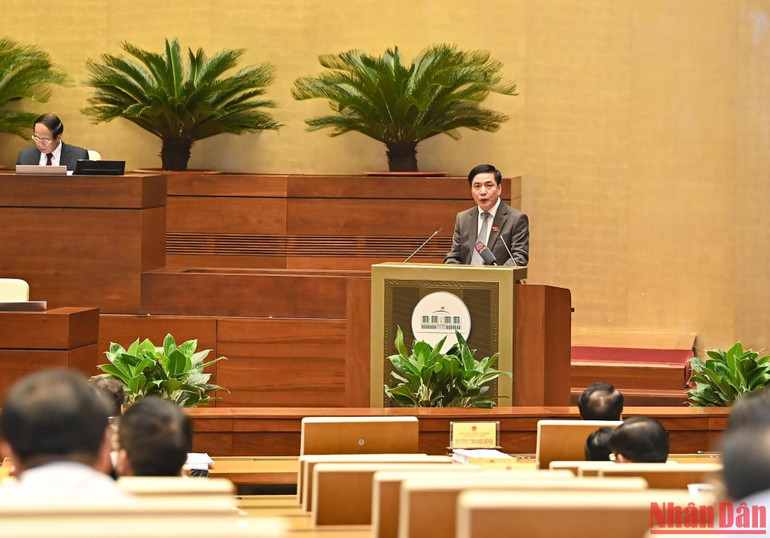 Tổng Thư ký, Chủ nhiệm Văn phòng Quốc hội Bùi Văn Cường trình bày báo cáo tóm tắt kết quả thực hiện chương trình giám sát của Quốc hội.