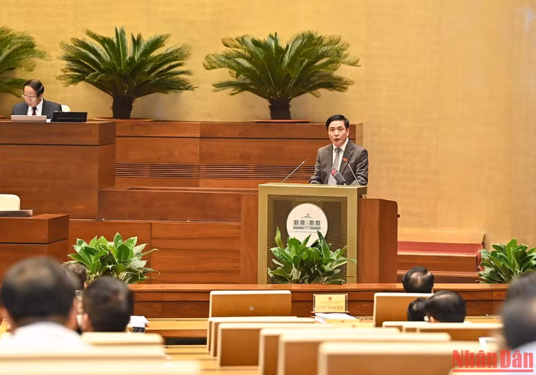 Tổng Thư ký, Chủ nhiệm Văn phòng Quốc hội Bùi Văn Cường trình bày báo cáo tóm tắt kết quả thực hiện chương trình giám sát của Quốc hội.