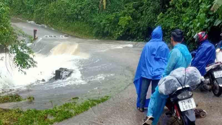 Đường 20 Quyết thắng ở huyện Bố Trạch bị ngập, người và phương tiện không qua lại được.